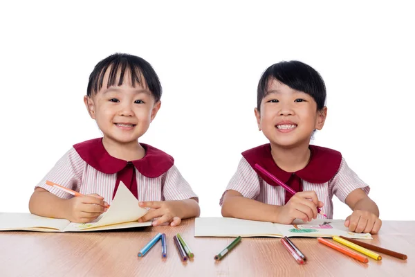 Asyalı küçük Çinli kızlar ile çizim kalemleri renk — Stok fotoğraf