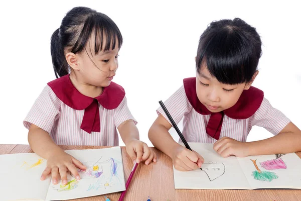 亚洲中国小姑娘绘图与彩色铅笔 — 图库照片