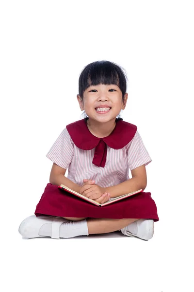 Asiatico piccolo cinese ragazza seduta su pavimento e lettura libro — Foto Stock