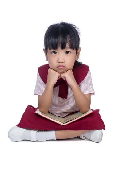 Asiático poco china chica sentado en piso y lectura libro — Foto de Stock
