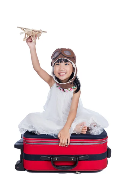 Feliz ásia pouco chinês menina jogar com brinquedo avião — Fotografia de Stock