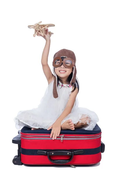 Счастливая азиатская девочка, играющая с игрушечным самолетом — стоковое фото