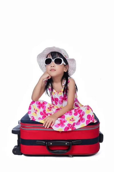 Szczęśliwy Azjatki Mały chiński dziewczyna siedzi na walizkę — Zdjęcie stockowe
