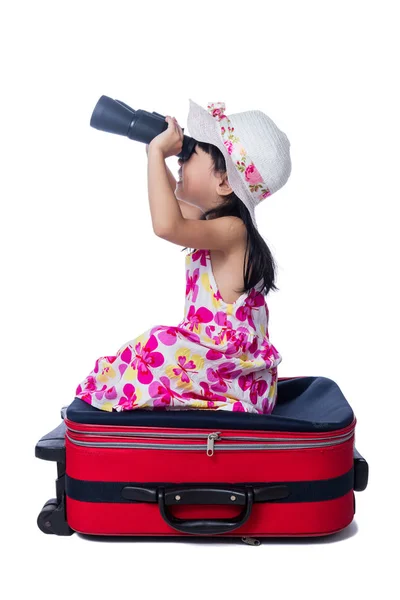 Счастливая азиатская маленькая китайская девочка, играющая с чемоданом и телевизором — стоковое фото