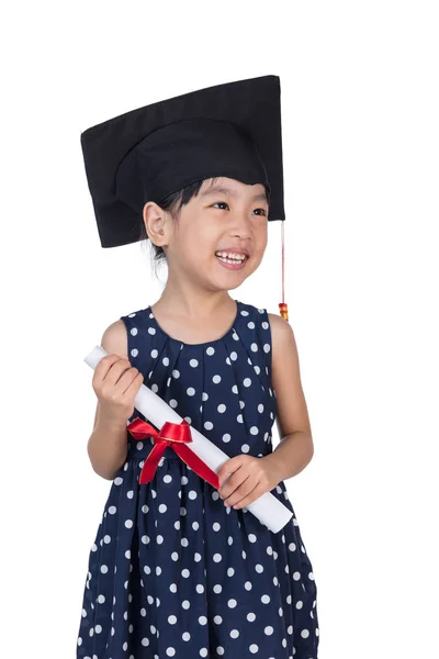 Asiatico piccolo cinese ragazza indossare laurea cap e holding tuffo — Foto Stock