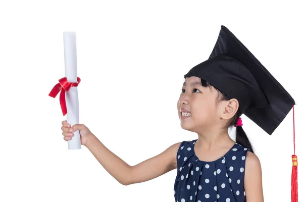 Ασιατικές μικρή κινέζικο κορίτσι φορώντας το καπάκι αποφοίτηση και κρατώντας βουτιά — Φωτογραφία Αρχείου