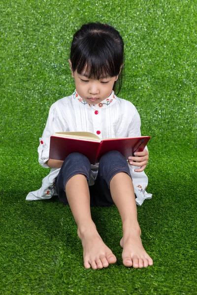 Asiatisch chinesisch klein mädchen reading ein buch — Stockfoto