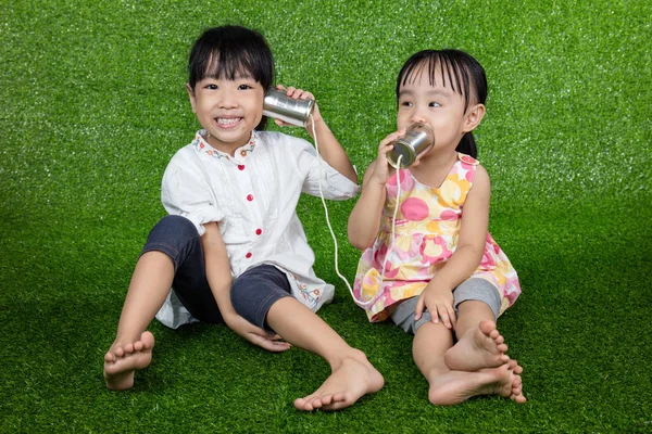 Asiático chino niños jugando con lata lata teléfono —  Fotos de Stock