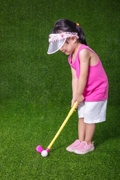 Азиатская маленькая девочка играет в гольф — стоковое фото