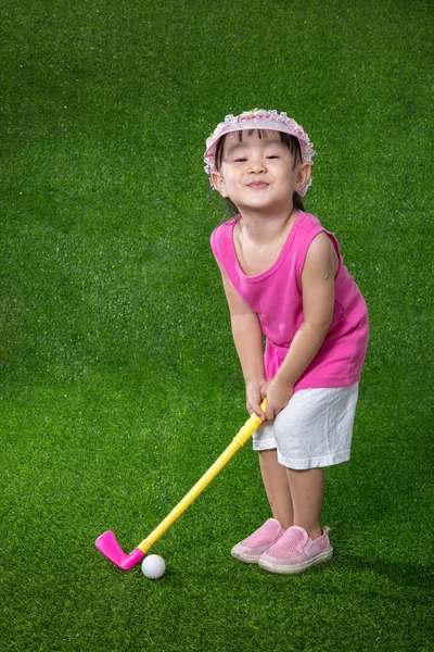 Asiatisch chinesisch klein mädchen spielen golf — Stockfoto