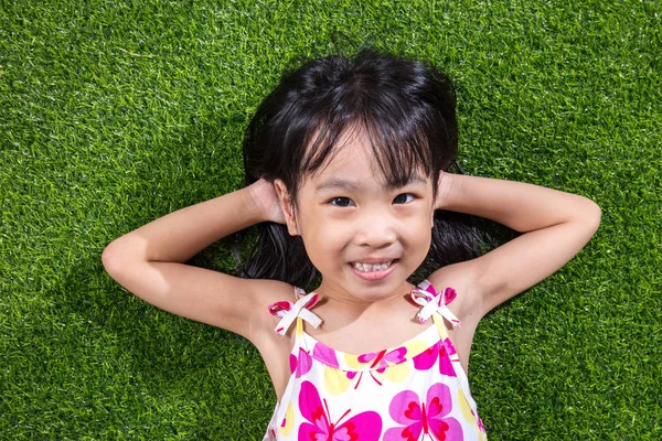 Asiatique chinois petite fille couché sur l herbe — Photo