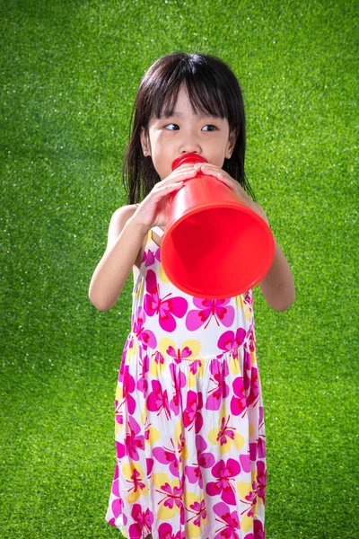 Азиатская маленькая китайская девочка кричит через мегафон — стоковое фото