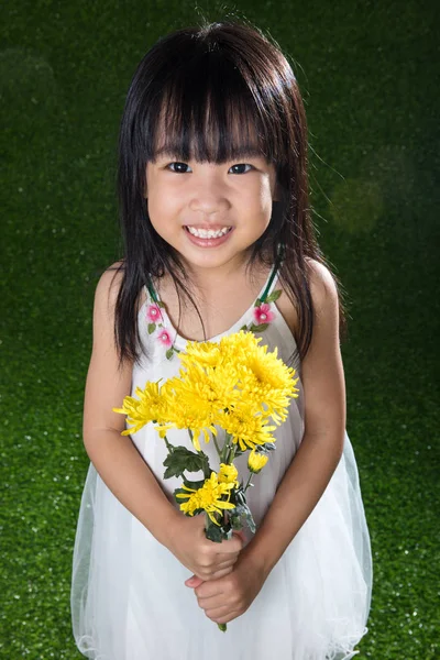 Asiático chinês menina segurando flores — Fotografia de Stock