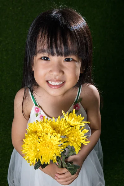 Asiático chinês menina segurando flores — Fotografia de Stock