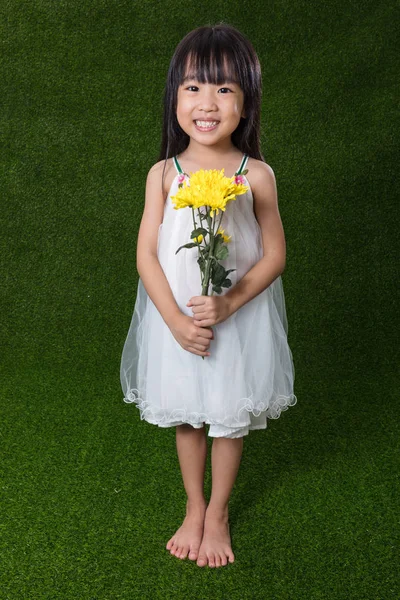 Asiática china niña sosteniendo flores — Foto de Stock