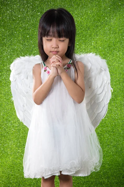 Asiático chinês menina vestindo anjo asas e orando — Fotografia de Stock