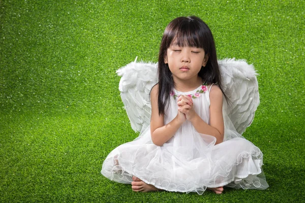 Asiático chinês menina vestindo anjo asas e orando — Fotografia de Stock