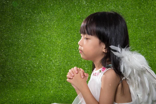 아시아 중국 소녀 천사 날개를 착용 하 고 기도 — 스톡 사진