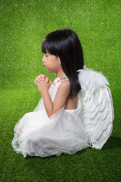 Asiático chinês menina vestindo anjo asas e orando — Fotografia de Stock