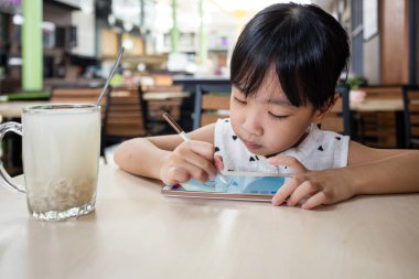 Asyalı Çinli küçük kız Smartphone oyun