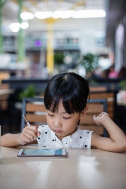 Asyalı Çinli küçük kız Smartphone oyun
