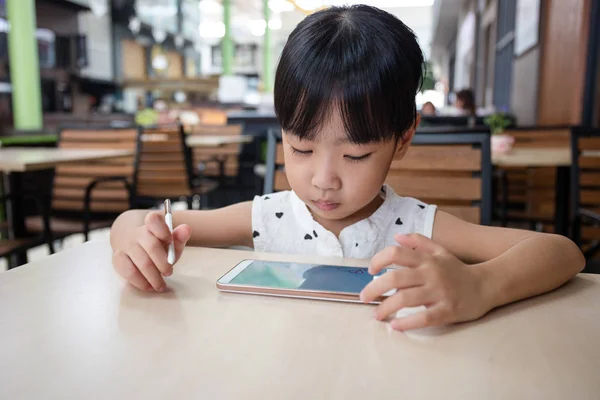 Asiático chino niña jugando smartphone — Foto de Stock