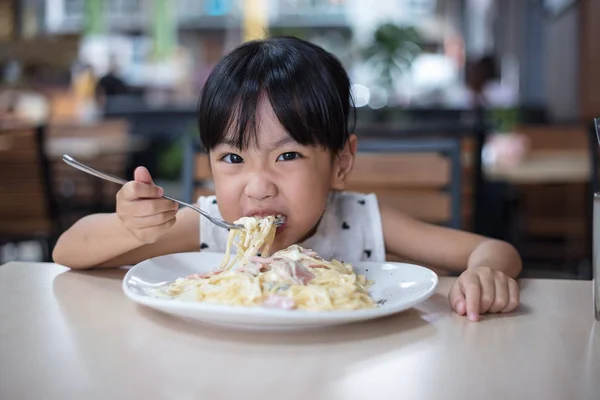 Asiatiska kinesiska lilla flicka äter spaghetti — Stockfoto