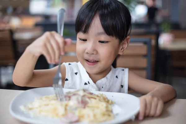 Asiatiska kinesiska lilla flicka äter spaghetti — Stockfoto