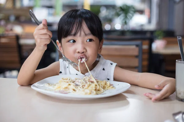 Asiatiska kinesiska lilla flicka äter spaghetti — Stockfoto