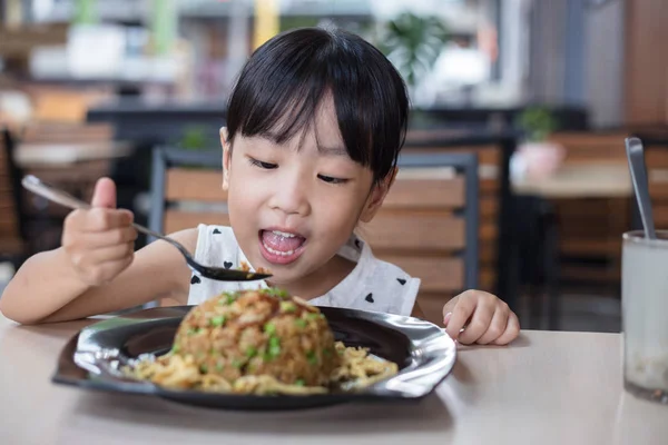 Asiatiska kinesiska lilla flicka äter stekt ris — Stockfoto