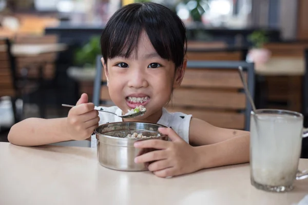 Asiatiska kinesiska lilla flicka äter ångad fläskfärs och ris — Stockfoto