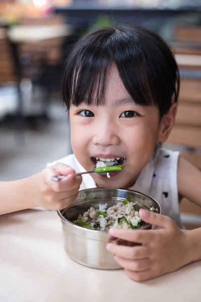 Asiatiska kinesiska lilla flicka äter ångad fläskfärs och ris — Stockfoto