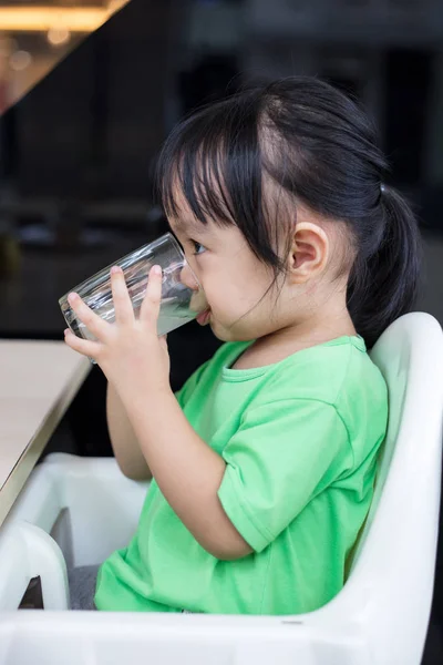 Asiatiska kinesiska lilla flickan dricka dryck — Stockfoto