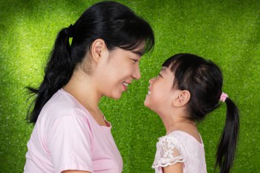 Asya Çin anne ve kızı birbirine bakarak
