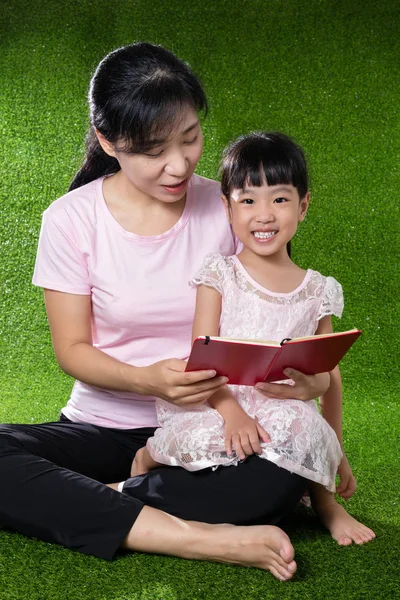 Asian Chinese mother and daughter reading the book — Stock Photo, Image