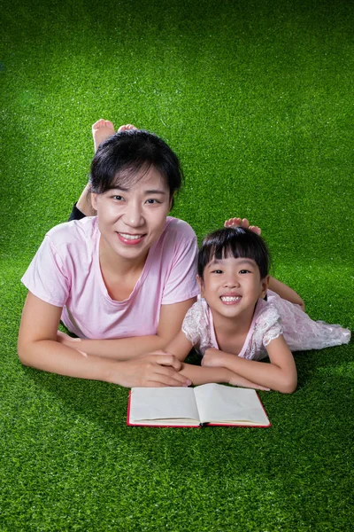 Asian Chinese mother and daughter reading the book — Stock Photo, Image