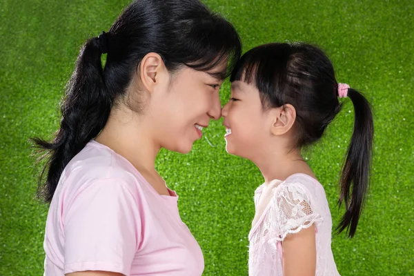 Asiático chinês mãe e filha olhando para o outro — Fotografia de Stock