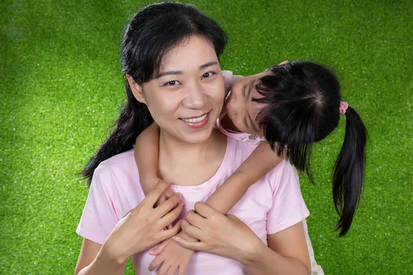 Asiatique chinois petite fille embrasser sa mère — Photo