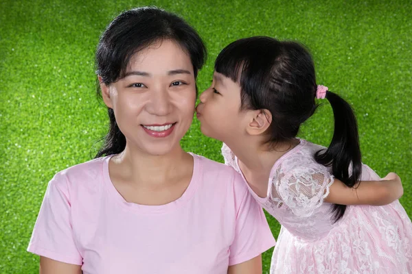 Asian Chinese little girl kissing her mother — Stock Photo, Image