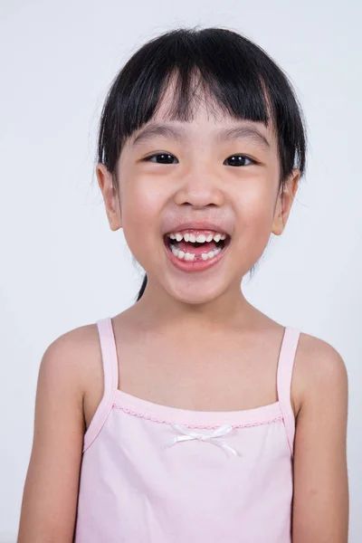 Feliz asiática china niña con sonrisa sin dientes — Foto de Stock