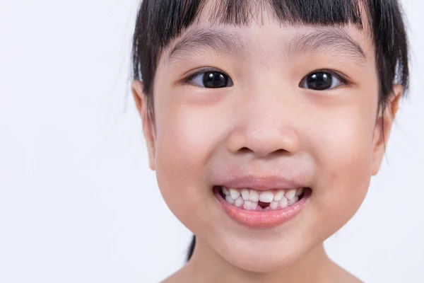 Szczęśliwy azjatycki chiński mała dziewczynka z bezzębny uśmiech — Zdjęcie stockowe