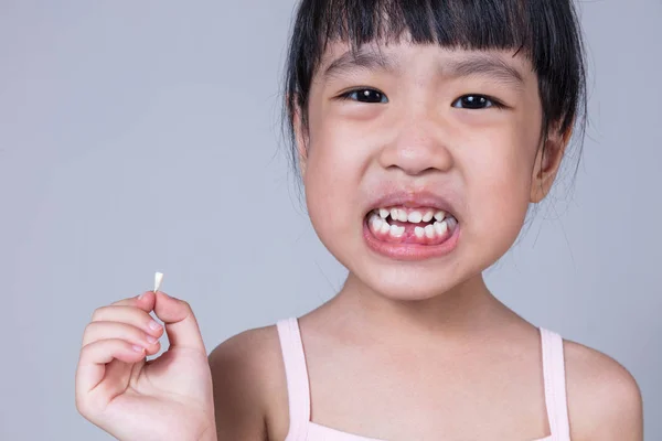 Azjatycki chiński dziewczynka trzymając jej brakującego zęba — Zdjęcie stockowe