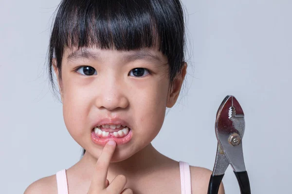 Asiatique chinois petite fille tenant pinces et montrant l'écart — Photo