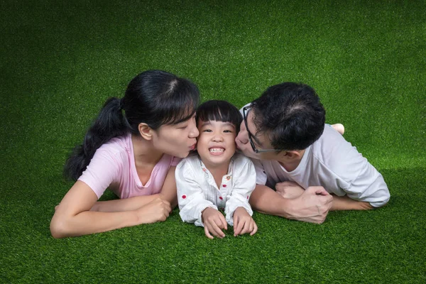 Heureux asiatique chinois parents et filles couché sur l 'herbe — Photo