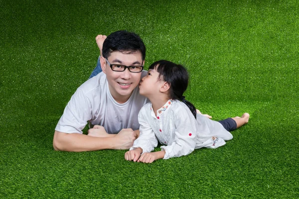Asiatique chinois petite fille baisers son père — Photo