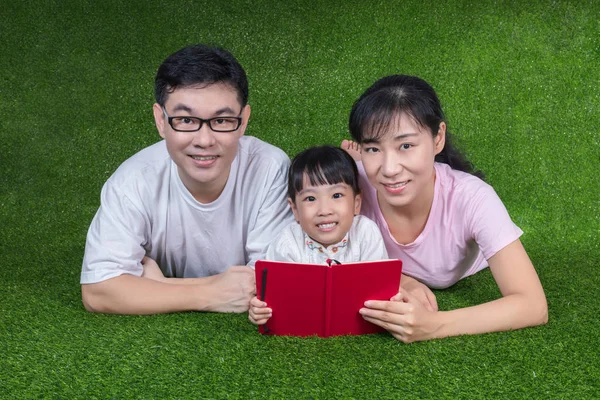 Aziatische Chinese ouders en dochter lezen van het boek — Stockfoto