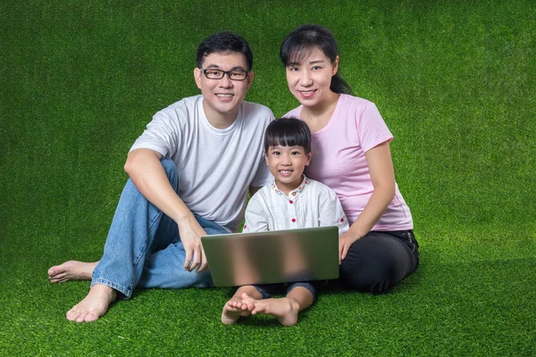 Aziatische Chinese ouders en dochter spelen laptop — Stockfoto