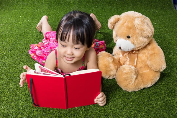 Asiatische chinesische kleines Mädchen lesen Buch mit Teddybär — Stockfoto
