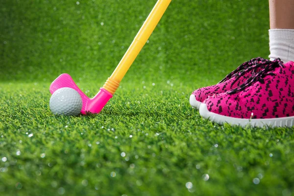 Nahaufnahme eines Kindergolfers mit Putter und Ball — Stockfoto