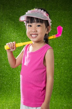 Asyalı Çinli küçük kız golf oynamak 